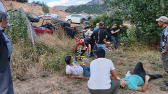 Suşehri'nde traktör şarampole yuvarlandı, 4 yaralı hastanede
