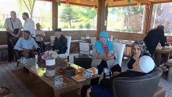 Bilecikli yaşlılar lavanta bahçesinde stres attı