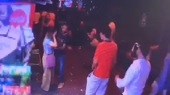 Beyoğlu’nda el çabukluğuyla telefon çalan yankesici yakayı ele verdi