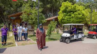 Görme engelli vatandaşlar Tarsus’ta doğayla buluştu
