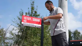 Düzce'de yeni mahallede sokak tabelaları yerini buluyor