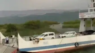 Şiddetli rüzgar feribotu iskele önünde bekletti