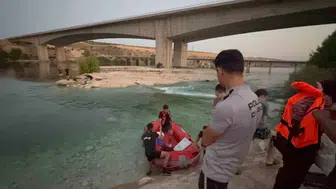 Fırat Nehri kıyısında piknik yapan 10 kişi sular arasında kaldı
