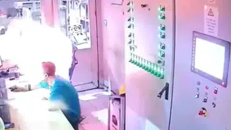 Çakmak ateşlendi, oda alev aldı; patlama anı kamerada