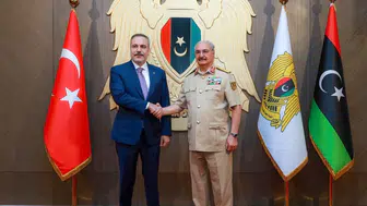 Hakan Fidan Libya’da kritik isimle masaya oturdu