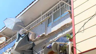 Ümraniye'de apartman balkonu büyük bir gürültüyle caddeye indi