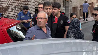 Düğün konvoyunda damadın amcası direksiyon hakimiyetini kaybetti, bina girişine çarptı