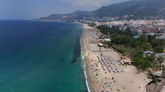 Alanya'da sıcak hava tatilcileri sahile döktü
