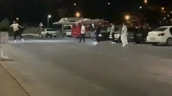 Trafiğin ortasında maç keyfi Sürücüler şaşkın