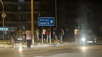 Isparta’da akşam saatlerinde kavşak kazası