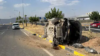 Cizre’de otomobil direğe çarptı