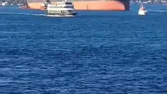 Saldırıya uğrayan dev yük gemisi İstanbul Boğazı’ndan geçti