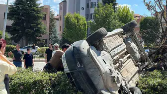 Eskişehir’de ticari araç yoldan çıktı ve ağaca çarparak ters döndü