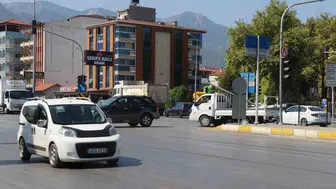 Denizli’de yasak dinlemeyen sürücüler kavşağı tehlike alanına çevirdi