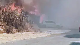 Silivri’de otluk alanda çıkan yangın park halindeki aracı küle çevirdi