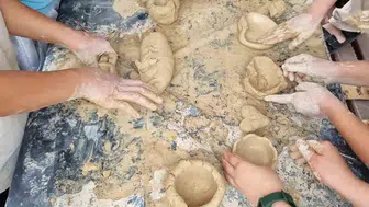 Minik eller çamurla sanat eserlerine dönüştü