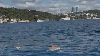 Boğaz’da kaskla atlayan adamı botla kurtardılar