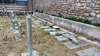 Fatih’te tarihi mezar taşlarına saldırı