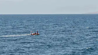Van Gölü'nde yüzen adam akıntıya kapılınca ekipler devreye girdi