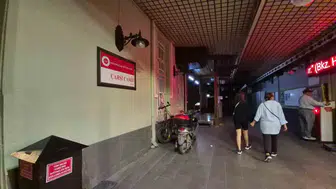Camide namaz kılarken poşetini çaldılar