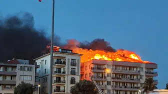 Milas'ta apartman çatısı alevlere teslim oldu Kentin birçok noktasından görüldü