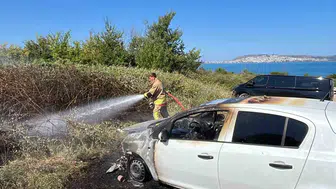Sinop plajında park halindeki araç alevlere teslim oldu