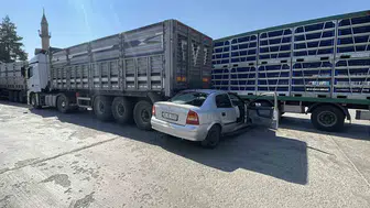 Polisten kaçan sürücü tıra çarptı, 2 yaralı