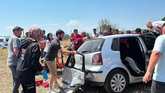 İki otomobil kavşakta çarpıştı: 1 ölü, 5 yaralı