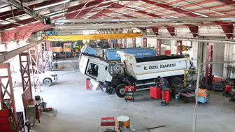 Elazığ’da asfalt sezonu durmasın diye makineler gece gündüz tamirde