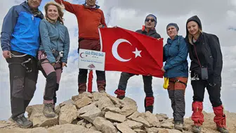 Ankara'dan Hakkari'ye geldiler, 4 bin 135 metrede zirve yaptılar