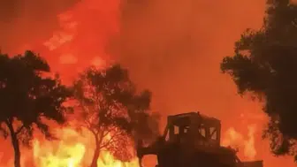 Muğla'daki yangında alevlere karşı dozeriyle siper oldu