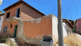 Uşak’ta tehlike saçan metruk binalar birer birer yıkılıyor