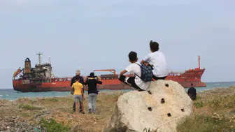 Karadeniz'in ortasında saldırıya uğradı, günlerce sürüklendi: Dev tanker kıyıya demir attı