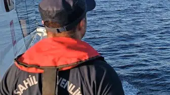 Denizde çırpınan adamı Sahil Güvenlik son anda kurtardı