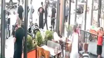 Mersin'de ekmek dağıtan gence otomobil çarptı