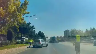 Trafik ekipleri arıza yapan otomobili tek başına itti