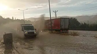 Gürün'de sağanak yolları göle çevirdi, trafik kilitlendi