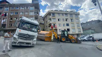 Kağıthane'de kum yüklü kamyonun damperi park halindeki otomobilin üzerine devrildi