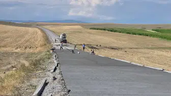 Kars Akyaka’da köy yolları betonla yenileniyor
