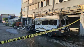 İkitelli'de bir minibüs yandı dükkana sıçradı