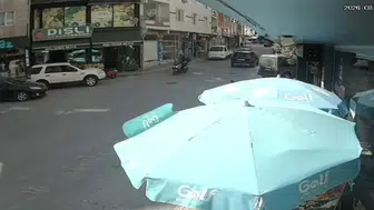 Kaçan sürücü kamerada Motosikletli kazada yaralandı