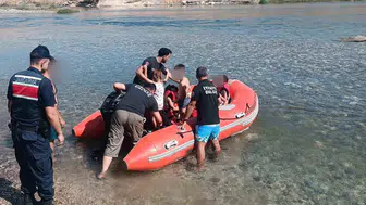 Eğil'de su onları kıstırdı, itfaiye botla yetişti