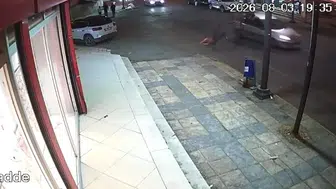 Batman'da otomobil ve bisikletin çarpışma anı güvenlik kamerasında