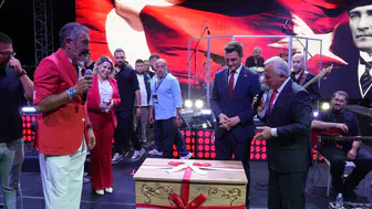Hakan Altun'a İpsala'da sürpriz hediye: Bekarlığına vurgu yapıldı