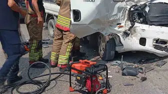 İskenderun yolunda kamyonet tırla çarpıştı 3 yaralı