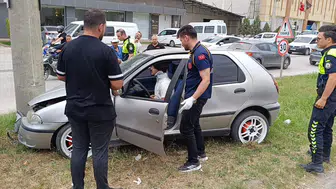 İnegöl yolunda otomobil direğe çarptı