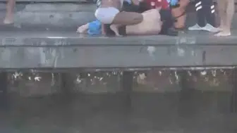 Bebek sahilinde suya dalan adamı vatandaşlar son anda kurtardı
