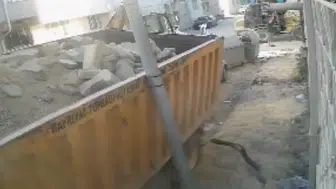 Eskişehir'de park halindeki kamyon çöken zemine gömüldü o anlar kamerada