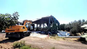 Bursa’da zeytinlik içindeki kaçak depoya belediye darbesi