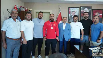 Er meydanında dünya şampiyonu rüzgarı: Feyzullah Aktürk zirveyi bırakmadı